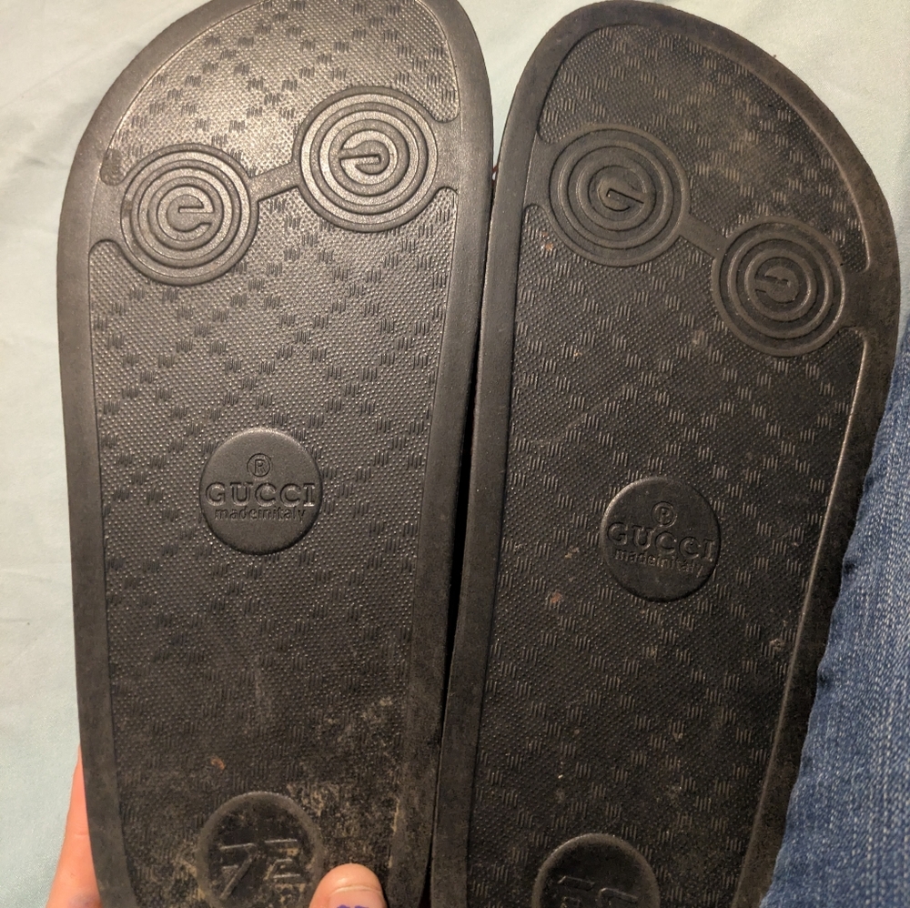 Gucci Black and Red Sandals with Iconic Design - Picture 2 of 5